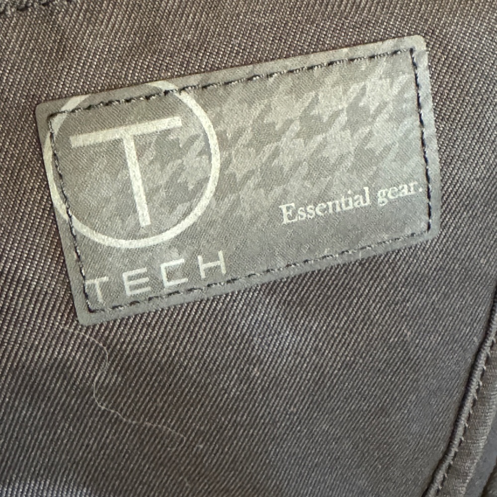 TUMI. Tech black crossbody bag for men or women - Picture 2 of 14